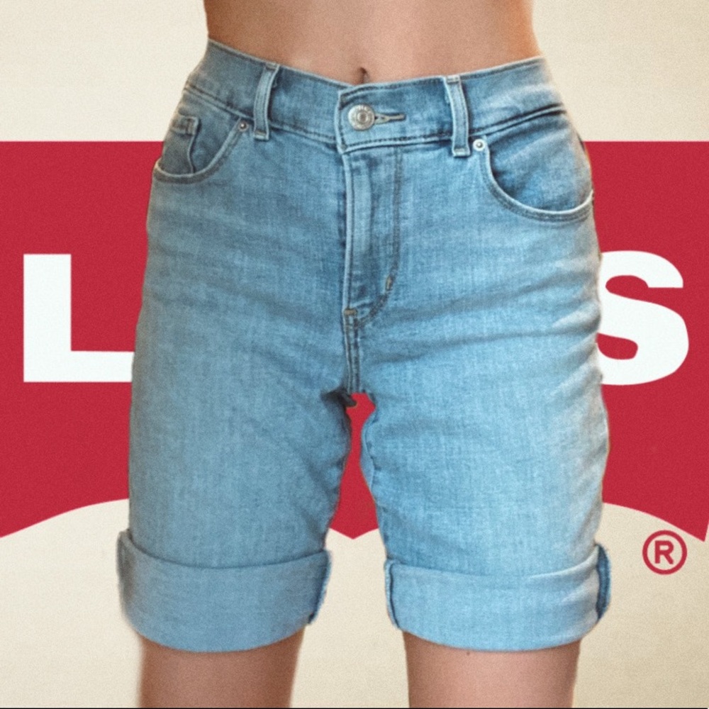 Vintage Levi’s low Bermuda shorts.